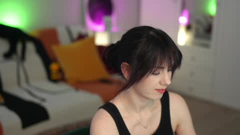 Snapshot of _blackbee_ chatting on 10/12/25, 12:04 Lili online show from 10/12/25, 12:04