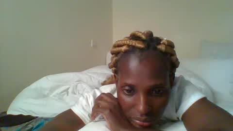 Snapshot of _clara01 chatting on 02/19/25, 09:39 clara online show from 02/19/25, 09:39