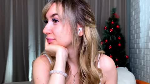 _crystal_moon_1 online show from 12/20/25, 09:22