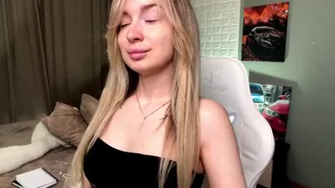 _crystal_moon_1 online show from 04/18/26, 07:07