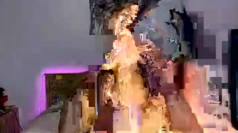 Snapshot of _elisavae chatting on 12/16/25, 12:10 elisa online show from 12/16/25, 12:10