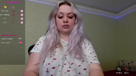 Snapshot of _elven_dreams__ chatting on 12/01/24, 05:02 chloue and Gretta online show from 12/01/24, 05:02