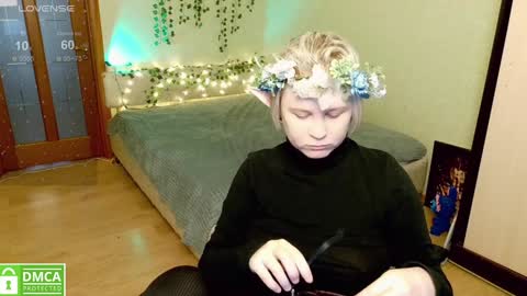 Snapshot of _elven_dreams__ chatting on 12/13/24, 10:23 chloue and Gretta online show from 12/13/24, 10:23