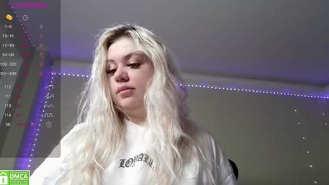 Snapshot of _elven_dreams__ chatting on 12/22/24, 08:49 chloue and Gretta online show from 12/22/24, 08:49