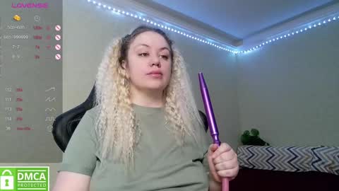 Snapshot of _elven_dreams__ chatting on 02/11/25, 07:54 chloue and Gretta online show from 02/11/25, 07:54