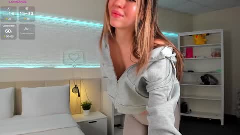 Snapshot of _emiliaa_ chatting on 02/02/25, 03:21 Milana online show from 02/02/25, 03:21