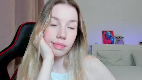 Snapshot of _emiliaaa chatting on 10/29/25, 04:09 Emi online show from 10/29/25, 04:09