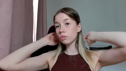 Snapshot of _emiliaaa chatting on 12/21/25, 07:04 Emi online show from 12/21/25, 07:04