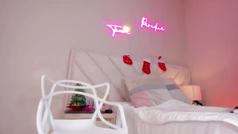 Snapshot of _emily__cb chatting on 12/14/25, 12:43 Hi Im Emily online show from 12/14/25, 12:43