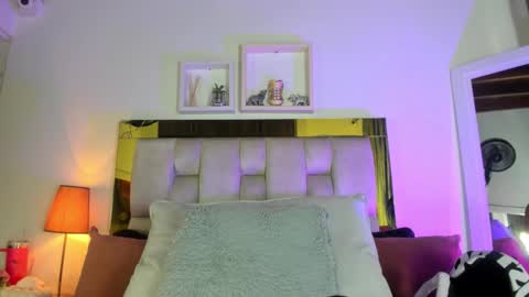 Snapshot of _emily_r chatting on 10/27/25, 12:09 Isabella online show from 10/27/25, 12:09