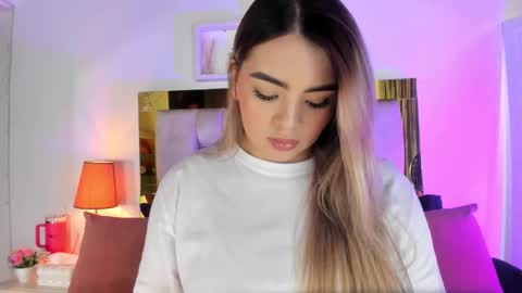 Snapshot of _emily_r chatting on 11/19/25, 01:00 Isabella online show from 11/19/25, 01:00