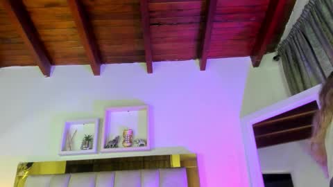 Snapshot of _emily_r chatting on 11/25/25, 12:05 Isabella online show from 11/25/25, 12:05