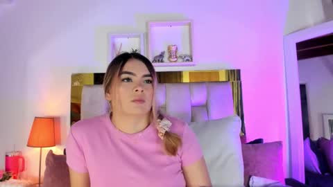 Snapshot of _emily_r chatting on 11/28/25, 12:08 Isabella online show from 11/28/25, 12:08