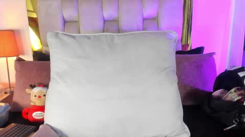 Snapshot of _emily_r chatting on 11/29/25, 12:08 Isabella online show from 11/29/25, 12:08