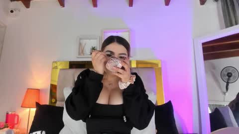 Snapshot of _emily_r chatting on 12/04/25, 12:03 Isabella online show from 12/04/25, 12:03