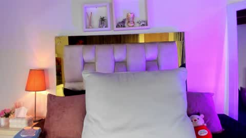 Snapshot of _emily_r chatting on 12/17/25, 12:11 Isabella online show from 12/17/25, 12:11