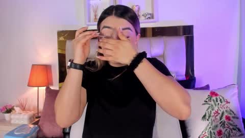 Snapshot of _emily_r chatting on 12/20/25, 12:23 Isabella online show from 12/20/25, 12:23