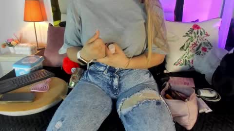 Snapshot of _emily_r chatting on 12/22/25, 12:02 Isabella online show from 12/22/25, 12:02