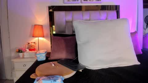 Snapshot of _emily_r chatting on 01/06/26, 12:09 Isabella online show from 01/06/26, 12:09