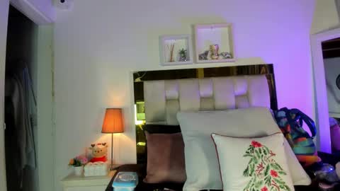 Snapshot of _emily_r chatting on 01/07/26, 12:07 Isabella online show from 01/07/26, 12:07