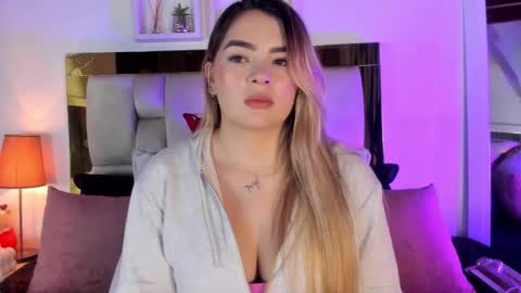 Snapshot of _emily_r chatting on 01/13/26, 12:10 Isabella online show from 01/13/26, 12:10