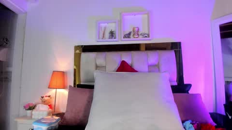 Snapshot of _emily_r chatting on 01/14/26, 12:11 Isabella online show from 01/14/26, 12:11