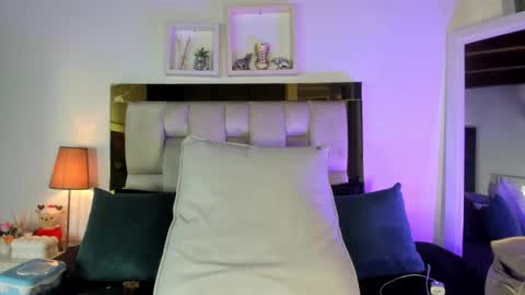 Snapshot of _emily_r chatting on 02/04/26, 12:00 Isabella online show from 02/04/26, 12:00