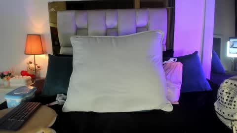 Snapshot of _emily_r chatting on 02/05/26, 12:10 Isabella online show from 02/05/26, 12:10