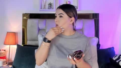 Snapshot of _emily_r chatting on 02/07/26, 12:09 Isabella online show from 02/07/26, 12:09