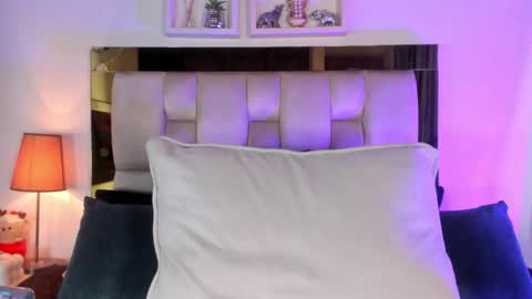 Snapshot of _emily_r chatting on 02/10/26, 12:09 Isabella online show from 02/10/26, 12:09