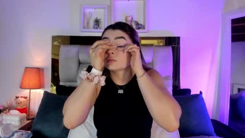 Snapshot of _emily_r chatting on 03/02/26, 12:01 Isabella online show from 03/02/26, 12:01