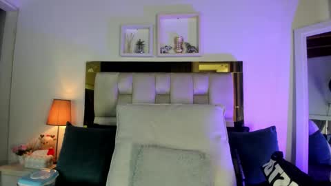 Snapshot of _emily_r chatting on 03/05/26, 12:12 Isabella online show from 03/05/26, 12:12