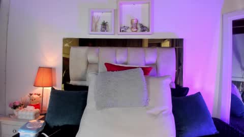 Snapshot of _emily_r chatting on 03/06/26, 12:01 Isabella online show from 03/06/26, 12:01