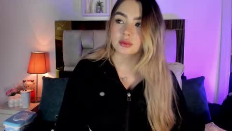 Snapshot of _emily_r chatting on 03/09/26, 12:09 Isabella online show from 03/09/26, 12:09