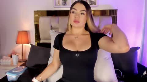 Snapshot of _emily_r chatting on 03/25/26, 12:11 Isabella online show from 03/25/26, 12:11