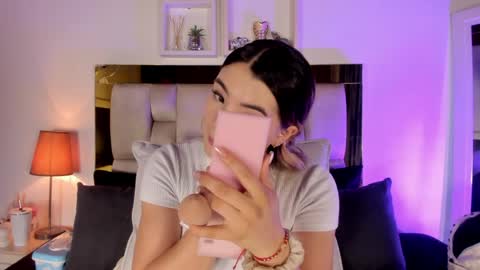 Snapshot of _emily_r chatting on 03/26/26, 12:11 Isabella online show from 03/26/26, 12:11