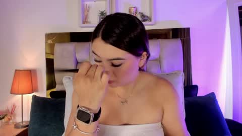 Snapshot of _emily_r chatting on 04/06/26, 12:06 Isabella online show from 04/06/26, 12:06