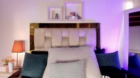 Snapshot of _emily_r chatting on 04/10/26, 12:10 Isabella online show from 04/10/26, 12:10