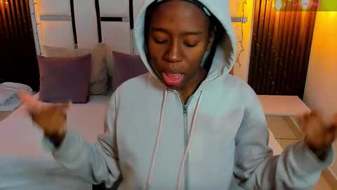 Snapshot of _emma_willliams_ chatting on 12/15/25, 01:59 Emma online show from 12/15/25, 01:59