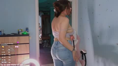 Snapshot of _enni__ chatting on 01/20/25, 09:35 Sam online show from 01/20/25, 09:35