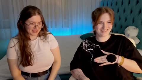 Snapshot of _enni__ chatting on 02/17/25, 04:09 Sam online show from 02/17/25, 04:09