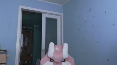 Snapshot of _enni__ chatting on 02/18/25, 05:42 Sam online show from 02/18/25, 05:42