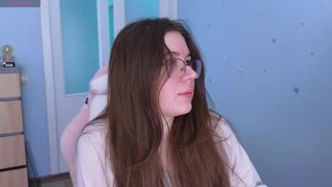 Snapshot of _enni__ chatting on 03/03/25, 11:55 Sam online show from 03/03/25, 11:55