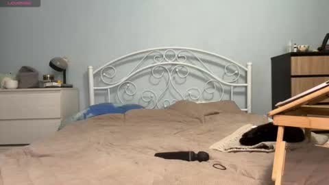 Snapshot of _enni__ chatting on 09/14/25, 09:52 Sam online show from 09/14/25, 09:52