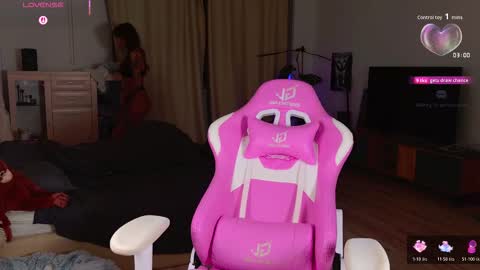 Snapshot of _enternity_ chatting on 11/19/25, 12:27 Mia online show from 11/19/25, 12:27