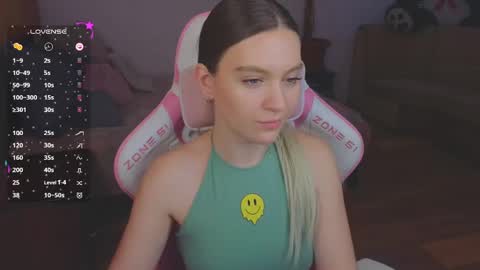 Snapshot of _evellyn_ chatting on 01/30/25, 07:39 Evie online show from 01/30/25, 07:39