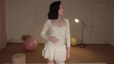 Essie  online show from 10/10/25, 02:27