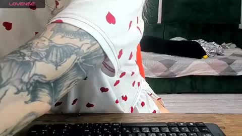 Snapshot of _feralberry__ chatting on 12/27/24, 02:54 Alis online show from 12/27/24, 02:54