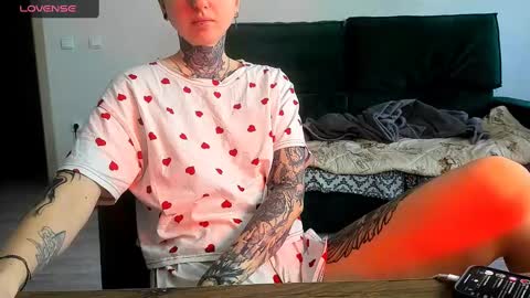 Snapshot of _feralberry__ chatting on 01/10/25, 06:20 Alis online show from 01/10/25, 06:20
