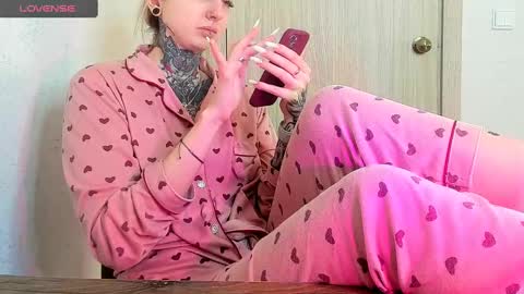 Snapshot of _feralberry__ chatting on 02/13/25, 01:59 Alis online show from 02/13/25, 01:59